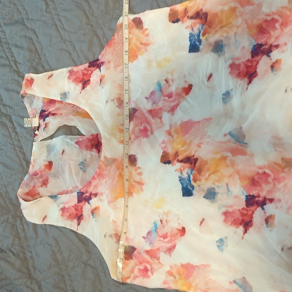 Dalia Collection | Pretty Floral Print Sleeveless Blouse - Picture 8 of 10